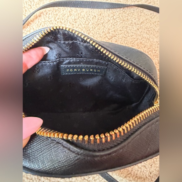 Tory Burch Emerson Round Crossbody Black Saffiano Gold Chain with tag - Picture 2 of 15